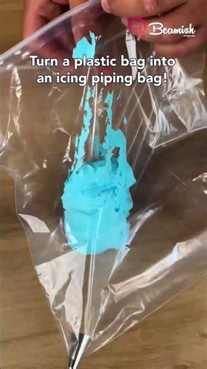 Turn a plastic bag into an icing piping bag! #plastic #piping #tricks #plasticbag