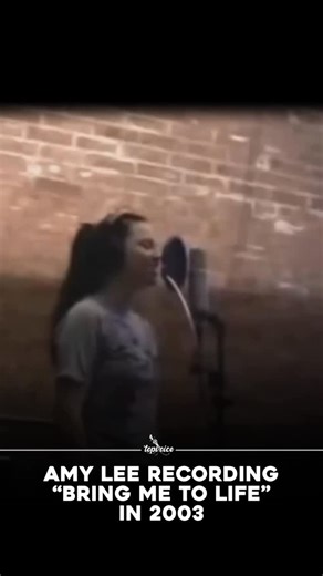 topvoice on Instagram: "Follow @TOPVOICE for more 💕 This studio footage from 2003 shows a 21-year-old Amy Lee, lead singer of Evanescence, effortlessly blending playfulness with raw talent while recording the band’s breakthrough hit “Bring Me to Life.” Caught laughing and goofing off just moments before delivering flawless vocals, the clip perfectly captures the contrast between her laid-back energy and the powerful performance that helped launch Evanescence into global stardom. Now, 22 years l
