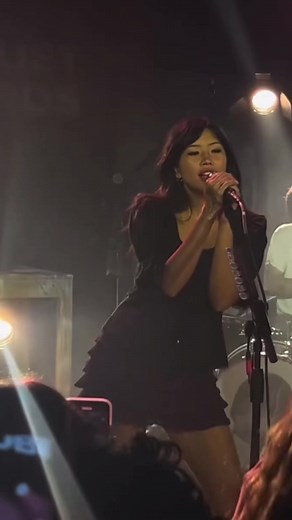 Beabadoobee Live Concert Performance | Singing with Fans