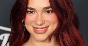 Tendance coloration 2024 : on connaît la teinte du rouge de Dua Lipa, et elle est vendu à moins de 15 euros