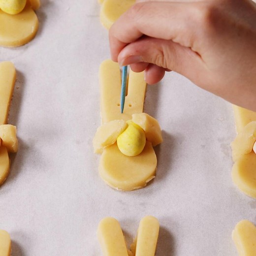 Bunny Hug Cookies are the fun Easter craft you can actually eat. Full recipe: http://dlsh.it/1GrPQY2 | Delish