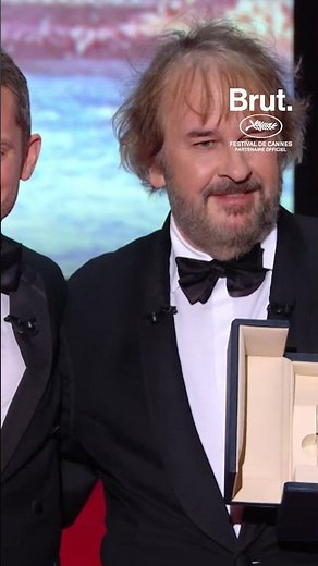 Elijah Wood remet la Palme d'or d'honneur à Peter Jackson.