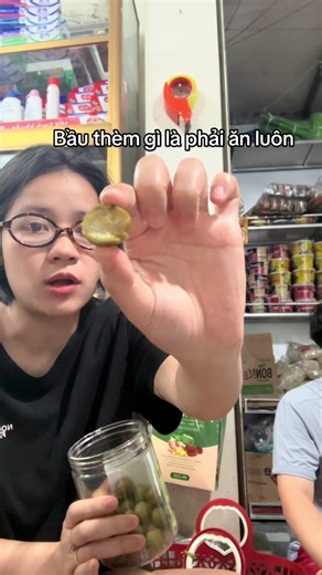 Tôi là nạn nhân của chồng tôi! Tui lên giường đi ngủ, hai con mắt không thể dựng dậy được. Nhưng vì muốn xem chồng làm việc, nên tui đã bật livestream của chồng để đó rồi nằm ngủ. Ấy thế mà tui vừa ngủ vừa chảy nước miếng, bụng cứ sốt ruột hết cả lên. Bởi vì, chồng tui livestream bán SẤU BAO TỬ. Mà lại còn live ở quán của mẹ, nên khách hàng đến mua chồng tui mời một quả. Ai cũng chép miệng, làm nước miếng của tui càng dồi dào hơn. Bắt tội bà ỏng dựng cái mặt dậy mò xuống nhà ăn quả cho đỡ thèm. 