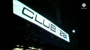 Quand la réalité inspire la fiction! Voici «La chambre des dames», un reportage sur le phénomène des danseurs nus au fameux Club 281 à Montréal (devenu Le 281), premier et seul bar de danseurs nus pour clientèle féminine au Québec. Ne manquez pas le dernier épisode de «Cheval-Serpent» ce soir à 21h sur ICI Radio-Canada Télé! Source : L’Observateur, 2 novembre 1980 Journaliste : France Nadeau | Les Archives de Radio-Canada