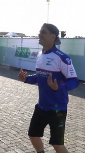 Vendrás por la música de gimnasio con calentadores de los 90… ¡y te quedarás por los chistes malos! Recordamos el inesperado podio de Jordi Torres en Assen con #InsideAspar ➡️ #linkenbio #AsparTeam | Aspar Team