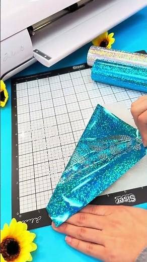 Crea diseños increíbles con imitación de pedrería gracias al vinil textil Holographic de Siser!