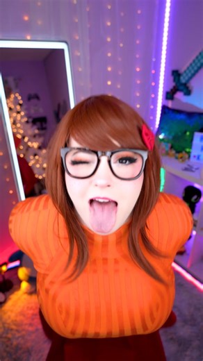 Da Riv on Instagram: "Want some scooby snacks? ❤️😋 ✨️ Cosplaying as Velma from Scooby doo #cosplay #velma #velmadinkley #velmacosplay #cosplayersofinstagram #animegirl #dancetrend"