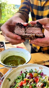 Asado! Hovězí žebra, ze kterých stříká šťáva. Rituál. 6 hodin na ohni. Maso, co se samo vzdá kosti. Tak chutná Argentina. Tak to mám rád. 🇦🇷🔥 Argentinské Asado – Hovězí Žebra: 10 kg hovězí žebra (celé pláty) – cca 12–15 porcí Ideálně tvrdé, suché dřevo (dub, buk, atd.) Salmuera (cca 2 l – vystačí na 10 kg žeber): 2 l vody 70 g soli palice česneku (stroužky rozmáčknout) 5 bobkových listů 4 snítky čerstvého rozmarýnu 4 snítky čerstvého tymiánu 4 snítky čerstvého oregana 1,5 lžíce ají molido (ne