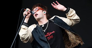 Fontaines D.C. fra neon e pogo: la scaletta e i dettagli dei concerti in Italia (da non perdere)