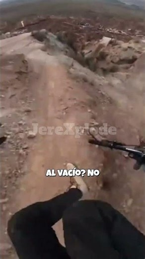 ¡UN SOLO ERROR Y AL VACÍO! 💀🚵‍♂️ #shorts #mtb #extremo #vertigo