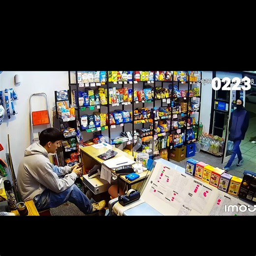 Okay, let's see how this shopkeeper defends himself against a thug with a bottle.
