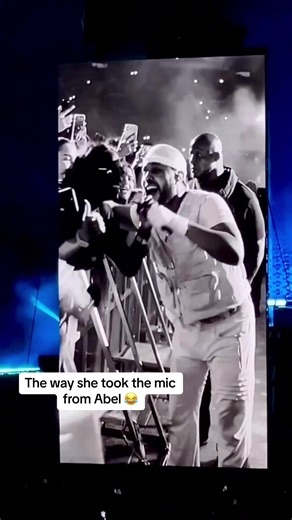 The Weeknd singing more with a fan at his show 😭 #theweeknd #outoftime #dawnfm #afterhourstildawntour #theweekndtour #theweekndconcert #fyp #foryoupage #foryou #parati #abelxo