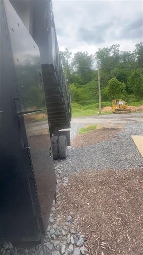 Lowering a stuck dump bed down in a pinch