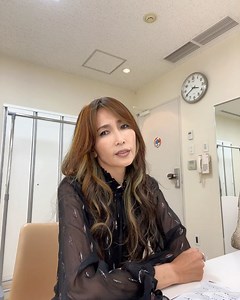 Kudo_shizuka | このすぐ5分後にみんなバタバタと入ってきました笑 私はもぐもぐ 食後にNちゃんが買ってきてくれた和菓子をペロリ💕💕✨ 元気モリモリ✨✨✨✨ バッグ @versace | Instagram