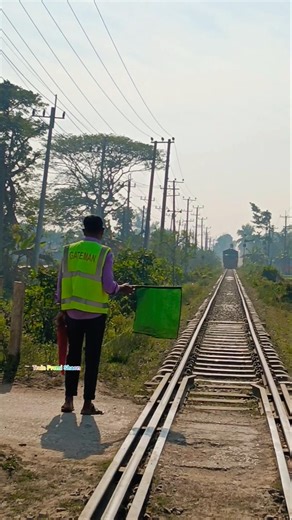 Green flag showing train coming #shortvideo #train #railway #signal #ytshorts