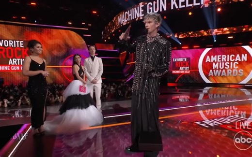 【官方视频】MGK 获得 2021全美音乐奖:最受喜爱摇滚艺人