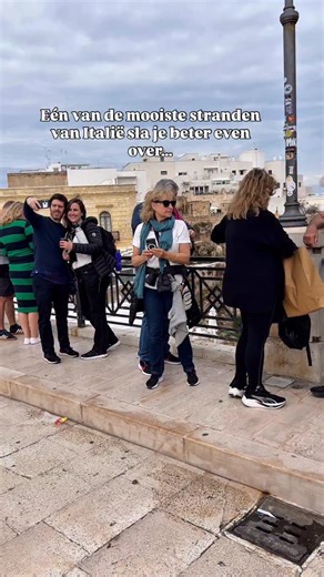 Evy & reizigers - Reisjevrij.nl on Instagram: "✨ Tip voor Puglia-liefhebbers ✨ Ik heb me laten #influencen 🫣 Polignano a Mare? Sla die gerust over. Het is er extreem druk, het strand is klein en eerlijk gezegd niet zo bijzonder. Zeker niet fijn om op te liggen.. 📸🚫 Wil je écht genieten van Puglia, ga dan naar Otranto. 🌊 Otranto is veel rustiger, met prachtige stranden, helder water en ruimte om te ontspannen. Het stadje zelf is charmant, authentiek en perfect om doorheen te slenteren. Smalle