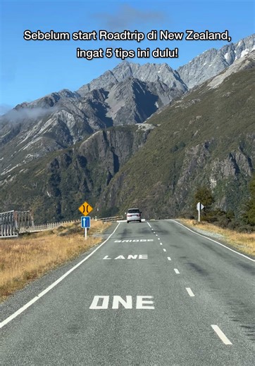 ⸻ Kalau pertama kali memandu di New Zealand, ada beberapa perkara yang kamu perlu tahu sebelum mula driving. Di New Zealand, kereta dipandu di sebelah kiri jalan. Jadi sebenarnya sama saja seperti memandu di Malaysia. Banyak laluan terutama di kawasan luar bandar agak sempit, berliku dan kadang-kadang curam. Sebab itu memandu dengan lebih perlahan biasanya lebih selamat. Selain itu, sentiasa ikut speed limit kerana di sini memang banyak speed camera. Saman di New Zealand boleh jadi agak mahal ka