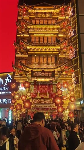 🏰 这是长沙五一广场的「快乐城堡」裸眼3D大屏 这是长沙核心商圈五一广场（黄兴路步行街与解放西路交汇处）的网红裸眼3D大屏，也是长沙夜生活的标志性打卡点之一。 ✨ 画面亮点 - 视觉特效：屏幕上呈现出梦幻的欧式城堡，搭配弯月与可爱的小天使形象，在夜晚灯光下极具童话感，是长沙“浪漫城市”的视觉符号。- 技术特点：采用裸眼3D技术，无需佩戴眼镜就能感受到画面“冲出屏幕”的立体效果，是国