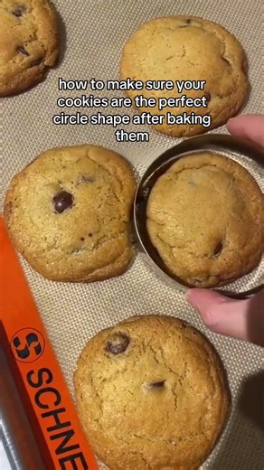how to make sure your cookies are the perfect circle shape after baking them