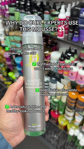 Looking for a mousse that actually works for curls? 👀 Design Essentials Almond & Avocado Curl Enhancing Mousse helps define curls while keeping them soft, shiny and full of movement. Enriched with almond oil, avocado oil, olive oil and wheat protein, this lightweight formula helps moisturise the hair while improving curl separation and reducing frizz. Unlike heavy styling products, this mousse dries quickly and leaves curls defined without stiffness or sticky residue. Perfect for wash & go styl
