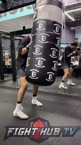 Zurdo Ramirez destroys heavy bag with terrifying power for Benavidez