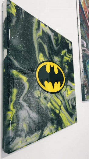 This Batman Logo Spin Art Turned out STUNNING! #spinart #bmart #batman #artist #arte