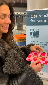 Pov: je vriend geeft je een paklijst en zegt dat je vrij moet nemen. De Qr code van m’n ticket zat in de kaart zonder dat ik nog enig idee had waar we heengingen 🥹🥰 #pov #romantisch #surprisetrip #valentijn #valentijnsdag | Lisa Michels