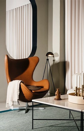 Elle figure parmi les pièces de design les plus reconnaissables du XXème siècle. Grâce à sa silhouette organique et son côté ultra-novateur, le fauteuil Egg d’Arne Jacobsen pour Fritz Hansen s’est hissé en haut de l’affiche avec une facilité déconcertante. Retour sur la success story d’une icône. Textes : Marie Testa Montage : Clémentine Emonoz Images : Fritz Hansen | ELLE Décoration