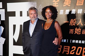 《露西》除了史嘉蕾喬韓森之外最重要的女人 盧貝松與妻子台灣曬恩愛