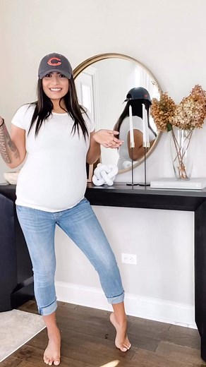 Fall decor does not have to be orange& black #entrywaydecor #entryway #falldecor #decoraciones #preggolife #preggosoftiktok