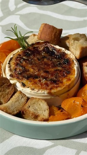 Crème Brûlée-Style Roasted Camembert with Apricots 🔥 #airfryer #camembert #easyrecipe #food