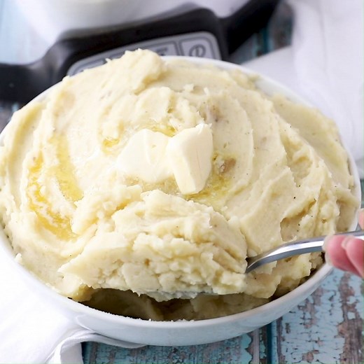 Crock Pot Mashed Potatoes are so easy, so good, and perfect for a holiday meal or any weeknight meal. FULL RECIPE HERE: https://www.servedupwithlove.com/2018/10/crock-pot-mashed-potatoes.html | Served Up With Love