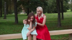 Mère console sa fille adolescente. Maman soutient sa fille