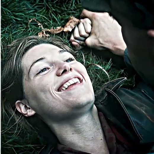 सिपाही ने मोटरसाइकिल पर महिला का पीछा किया, लेकिन अंत में वह खुद उसके जाल में फंस गया।#shorts #movie