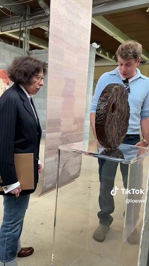 Fran Lebowitz and Jonathan Anderson tour the LOEWE FOUNDATION Craft Prize exhibition at The Noguchi Museum, New York, running through 18 June. #LOEWEfoundation #LOEWEcraftprize #FranLebowitz #Craft #Exhibition #ContemporaryArt