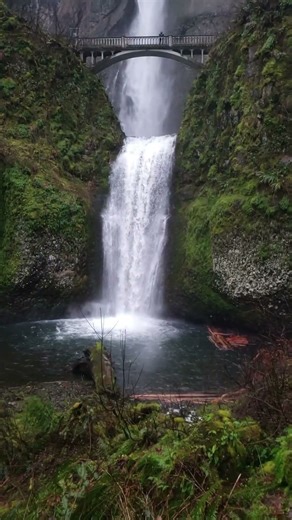 Multnomah Falls in Slow Motion | Oregon Waterfal