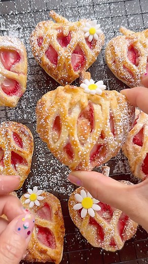 Winnie Wai-Ling Lee on Instagram: "Lattice Strawberry Tart filled with creamy frangipane and sweet strawberries using a fun new gadget, lattice roller @decoracondolcezza It saves a lot of time from cutting strips of pastry 😍 Here is what you’ll need: Lattice Strawberry Tart Ingredients: For the Pastry: - 2 sheets of puff pastry (shop bought) For the Frangipane Filling: - 40g unsalted butter, room temperature - 50g caster sugar - 75g ground almonds - pinch of salt - 1 medium egg - 1/2 teaspoon a
