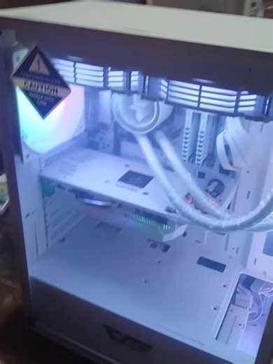 ¡La potencia que necesitas con el estilo que soñabas! ❄️ Setup Full White listo para la acción. 🎮 Especificaciones: ✨ Intel Core i3-13100F (13ra Gen) ✨ Placa UpGamer B760M Gaming ✨ 16GB RAM Corsair Vengeance (2x8) 2666mhz ✨ Video RX 580 16GB VRAM 🚀 ✨ Water Cooling Nevaska TR240 ✨ Fuente Gigabyte 650W 80 Silver ✨ Gabinete Darkflash White Edition 📍 ¡Escríbenos al link de la bio para más info! Envíos a todo el país. 🇵🇾 #pcgamer #setupwhite #gamingparaguay #pcgaming #darkflash #corsair #hardwar