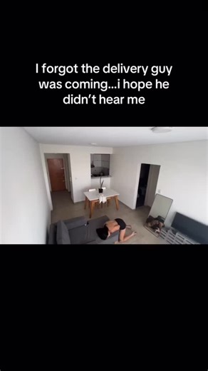 @mms.hotty.girl on Instagram: "1997년 개봉한 영화 Titanic은 잭과 로즈의 운명적인 사랑을 통해 비극 속에서도 오래 남는 감정의 깊이를 보여주는 작품입니다. 화 려한 연출보다 인물의 감정에 더 집중한 제임스 카메론 감독의 스 타일은 지금 다시 봐도 묘하게 가슴을 울리죠. 배가 침몰하는 장면 이 아닌, 두 사람이 서로를 바라보던 순간들이 더 강하게 기억에 남 는 영화이기도 합니다. nIn이 감정을 완성해주는 곡이 바로 셀린 디 온의 *"My Heart Will Go On"*입니다. 처음 들으면 잔잔한데, 어느 순간 자연스럽게 가슴이 벅차오르는 느낌을 줍니다. 특히 후 반부의 고조되는 보컬은 영화 속 잭과 로즈의 마지막 장면과 겹쳐 지면서 괜히 마음이 서늘해지기도 하고요. 많은 분들이 "이 노래가 나오면 왜 그 장면이 자동으로 떠오르는지 모르겠다"고 말하는데, 그만큼 영화와 음악이 자연스럽게 얽혀 있는 곡입니다. nIn1998 년 아카데미 주제가상을 비롯