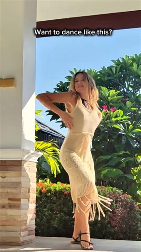 Want to move Like This? Learn the Body Wave #danceworkout #homeworkout #dancetransition #dance