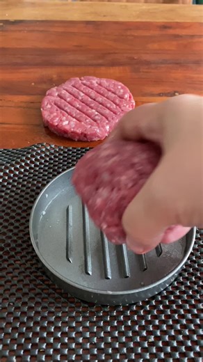 How to Properly Prepare a Raw Hamburger Patty