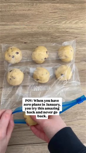 The freezer cookie hack (no fancy tools needed!) You need: Zip-lock bag straw How: 1. Put cookies in a zip-lock bag. 2. Zip it almost all the way, leaving a small gap. 3. Insert a straw and suck the air out. 4. Quickly remove straw and seal. 5. Freeze flat. ✨ Less freezer burn. Fresher cookies. Zero effort. ⸻ NYC-Style Cookie Recipe (UK friendly) Ingredients (makes 10–12 big cookies): • 125g unsalted butter, melted • 100g light brown sugar • 75g caster sugar • 1 egg 1 egg yolk • 1 tsp vanilla ex