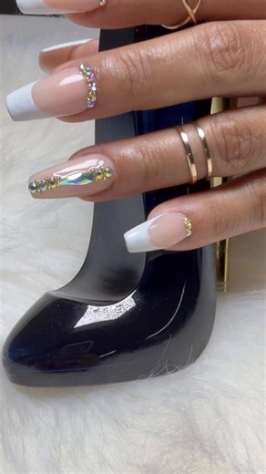 detalles que transforman unas uñas… y hay conocimientos que transforman una vida. Este diseño refleja una feminidad suave, delicada y segura… y tú también puedes crear este nivel de elegancia con tus propias manos. 💅 En nuestro curso aprenderás desde lo básico hasta técnicas que elevan cada diseño a otro nivel, cuidando cada detalle con precisión y estilo. 💫 Convierte tu pasión en una habilidad 💫 Tu talento en ingresos 💫 Y tu esencia en arte 📍 Inscríbete hoy y comienza tu camino en el mundo