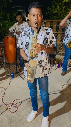 Al estilo único de Musical Compillas 🎷Max Estrada 🔥. El Compa Güero Films | El Compa Güero Films