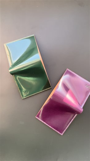 Bifold wallets made from Rocado Shell Cordovan,- leather that truly speaks for itself. Deep glow, incredible density, and that unmistakable character you only get from shell. This model can be crafted in any color from the Rocado palette, from timeless classics to bold, expressive tones. You can also mix different colors within one wallet to create something completely personal and unique. On this video: Petrolio green with tan stitching, and a vibrant violet shell with sky-blue thread: two mood