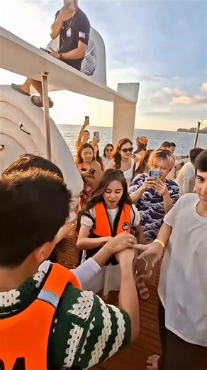 Nakakatuwa c ashtine hahahaha different network but they can work together and play.