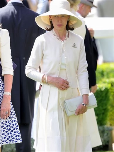 Lady Sarah Chatto, la sobrina más discreta y querida de la reina Isabel II #LadySarahChatto Lady Sarah Chatto, única hija de la princesa Margarita y única sobrina de la reina Isabel II, siempre eligió una vida alejada del foco mediático. A diferencia de otros miembros de la familia real, nunca asumió deberes oficiales y protegió con firmeza su privacidad. Aun así, mantuvo un vínculo muy cercano con la reina, quien disfrutaba de su compañía en viajes privados y en los servicios religiosos dominic