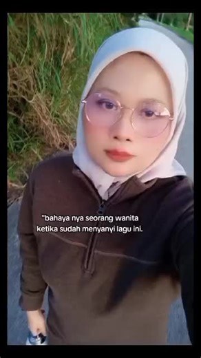 Dia yang merubahku..dari wanita baik menjadi wanita jahat...🥺🥺🥺jgn percaya walaupun segunung , selautan,dh bye bye bye dh sekarang ni hidup lbh tenang moga kita terus sht ye n dlm lindungan Allah SWT