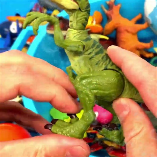 Green Velociraptor Reveal – Head Moves, Arms Snap, Legs Kick!